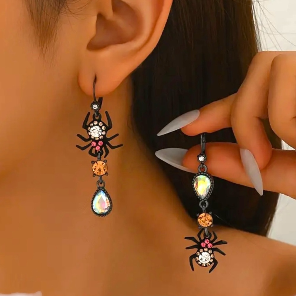 Mismatched Linear Dangle Spider 🕷️ Earrings - Picture 3 of 3